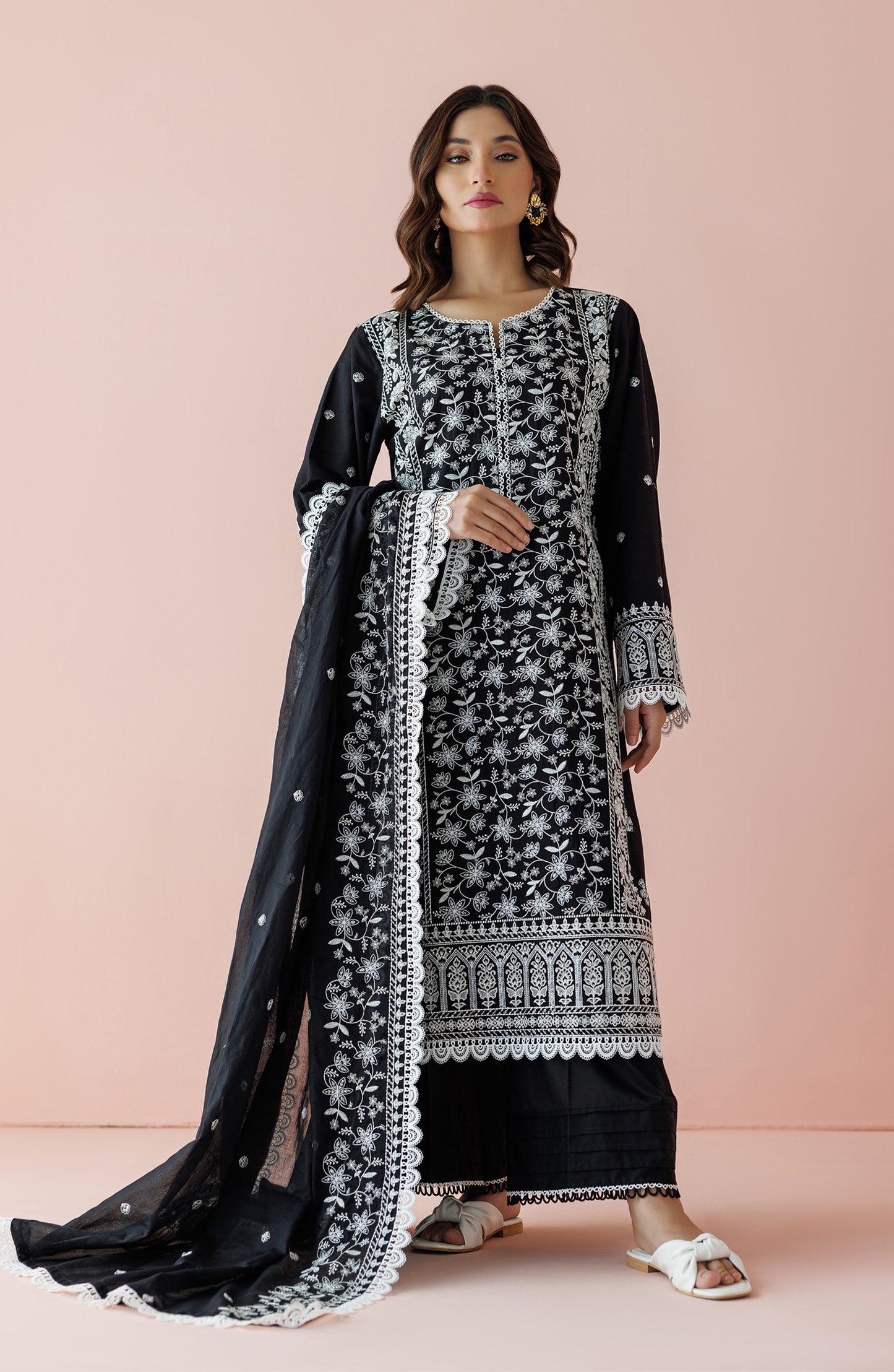 Unstitched 3 Piece Embroidered Lawn Shirt , Cambric Pant and Lawn Dupatta (WRFC24S-3004/U BLACK)