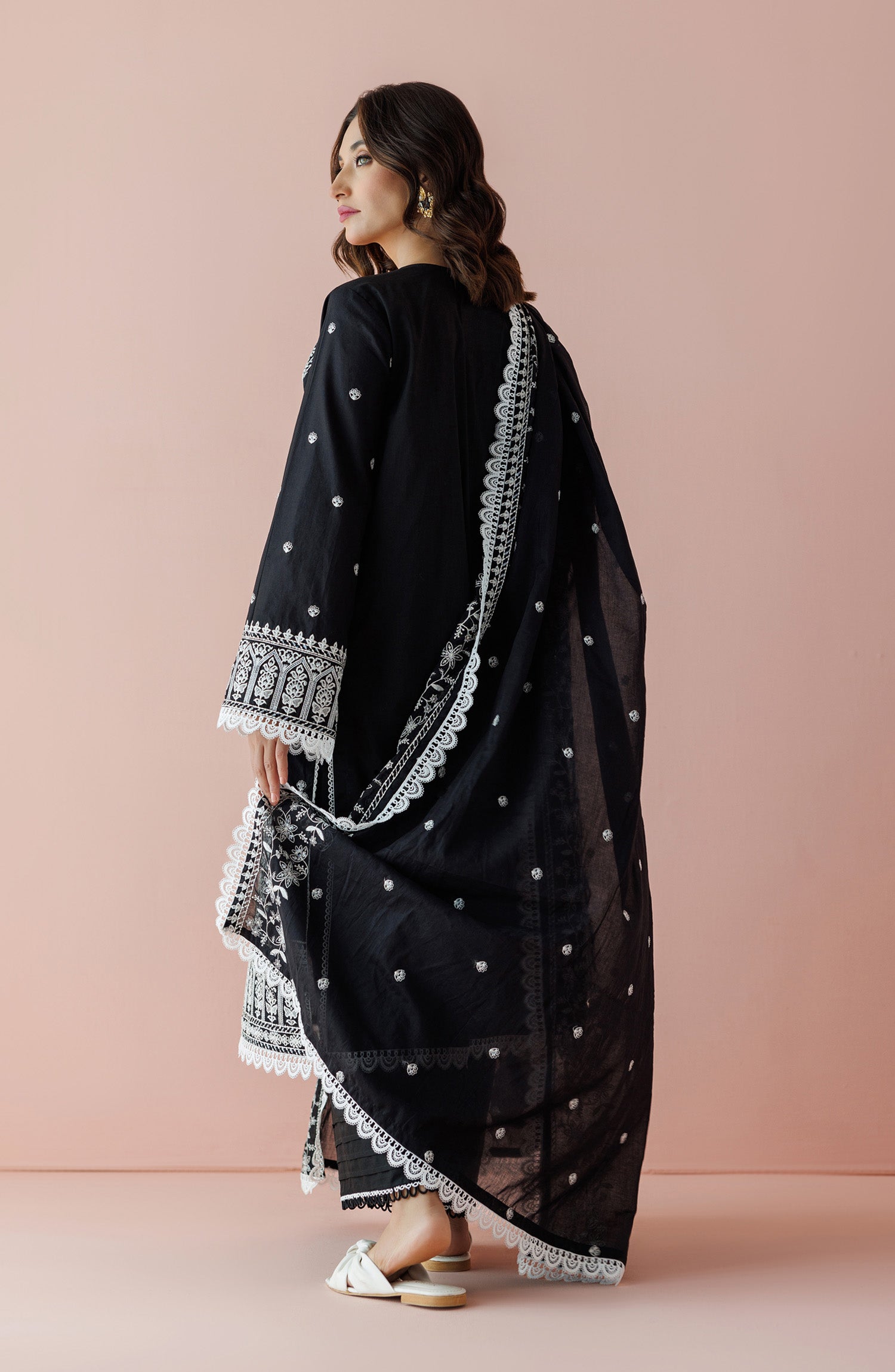 Unstitched 3 Piece Embroidered Lawn Shirt , Cambric Pant and Lawn Dupatta (WRFC24S-3004/U BLACK)