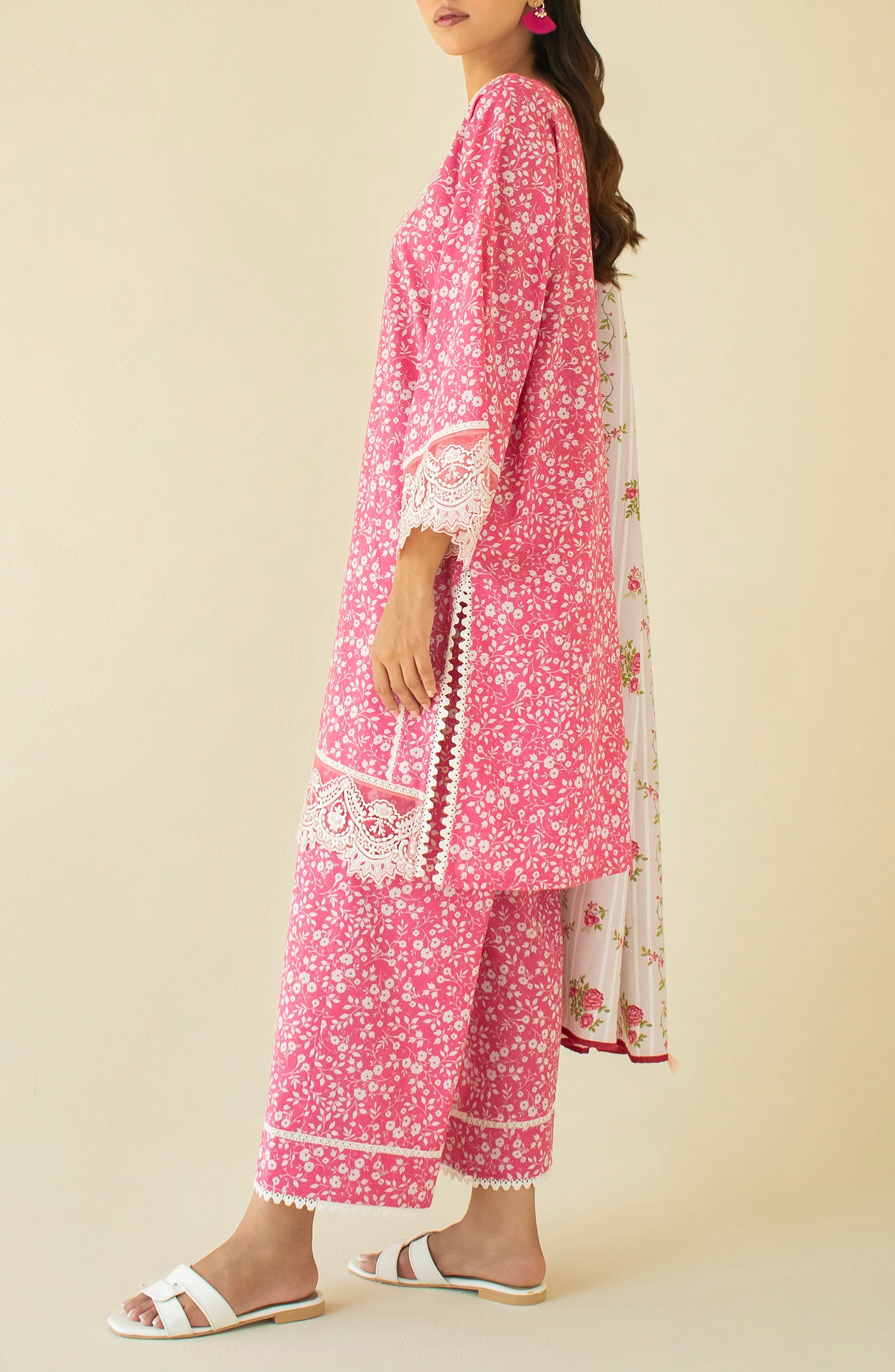 Unstitched 3 Piece Embroidered Karandi Shirt , Karandi Pant and Karandi Dupatta (OTL-24-479/U PINK)