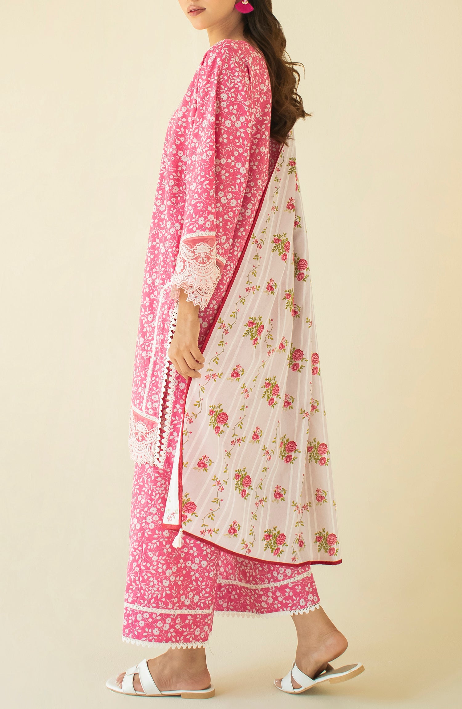 Unstitched 3 Piece Embroidered Karandi Shirt , Karandi Pant and Karandi Dupatta (OTL-24-479/U PINK)